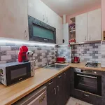 New & Comfortable In Center Apartment