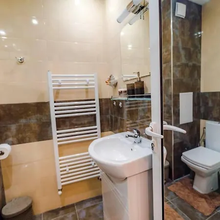 New & Comfortable In Center Apartment